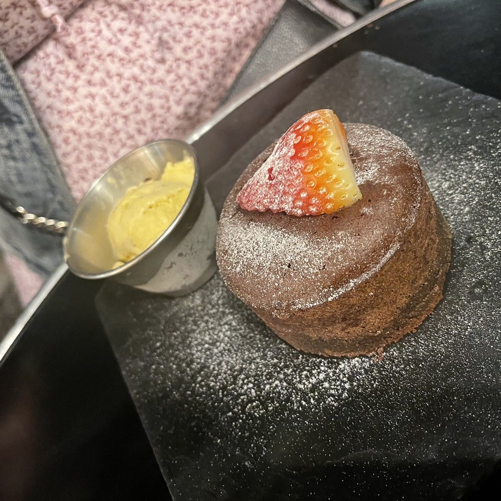 Café Beaujolais - Chocolate cake - French Near Me - Paris, 75