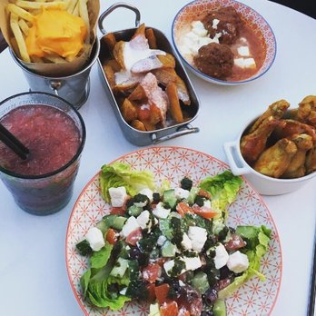 La Movida Tapas - Mojito framboise, frites cheddar, potatoes, boulettes de boeuf feta sauce tomate, wings, salade feta olives tomates - Bars Near Me - Nice, 06