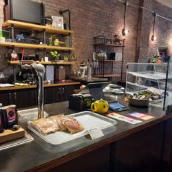 Brioso Roastery & Coffee Bar - Snacks and plants