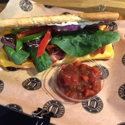 Burger & MORE - Śniadaniowa kanapka z boczkiem (9 zł)