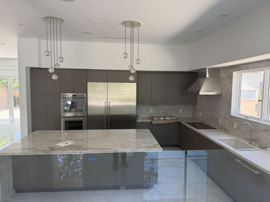 New Luxury Kitchen - This custom new home in Los Angeles showcases Potent Builders’ commitment to modern design and quality craftsmanship. The project features a spacious open-concept layout, a luxury kitchen with seamless cabinetry and premium appliances, and a striking centerpiece island topped with stone.