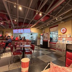 Freddy's Frozen Custard & Steakburgers - Sitting area