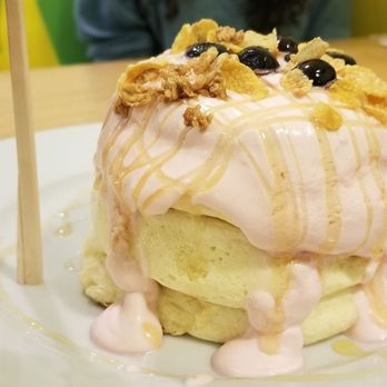 Cloud Nine Cafe Hawaii - Strawberry souffle pancake - Desserts Near Me - Honolulu, Hawaii