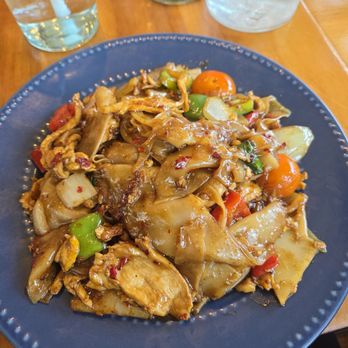 NOM NOM Restaurant & Grill - Pad Kee Mao or Drunken Noodles with chicken - Vietnamese Near Me - Vancouver, Washington