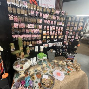 Vintiques Artisan Market - Used, Vintage & Consignment Near Me - Moncks Corner, South Carolina Vintiques Artisan Market - Used, Vintage & Consignment Near Me - Moncks Corner, South Carolina