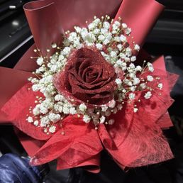 Single Hong Kong, Rose Red with baby's breath