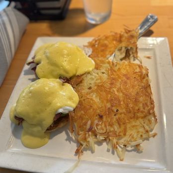 Fandee's Restaurant Sebastopol - Fandee's Benedict - American Near Me - Sebastopol, California