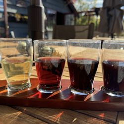 Hallcrest Vineyards - Tasting flight