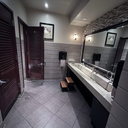 BJ's Restaurant & Brewhouse - Bathroom