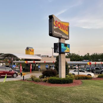 Sonic Drive-In - The landscaping at this Sonic is clean and attractive, inviting for their customers. - Burgers Near Me - Tullahoma, Tennessee