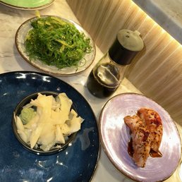 Nigiri & seaweed salad