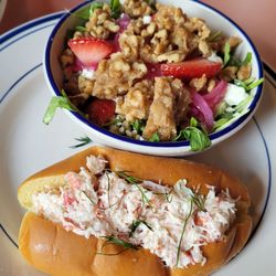 L'abri cafe, restaurant et bar - Lobster roll with summer salad