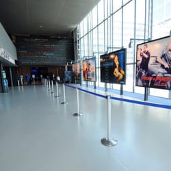 UGC Ciné Cité La Défense - Fille d'attente avant de rentrer dans le cinéma