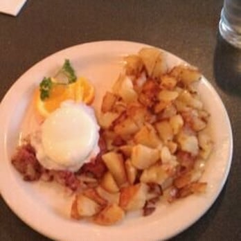 M & M Restaurant & Lounge - Half order of poached eggs and corned beef hash - American Near Me - Gresham, Oregon