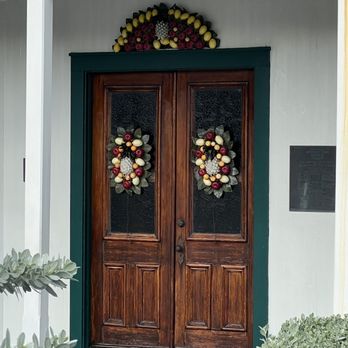The River Walk - Old fashioned Christmas decorations around the Stranahan House door. - Active Life Near Me - Fort Lauderdale, Florida The River Walk - Old fashioned Christmas decorations around the Stranahan House door. - Active Life Near Me - Fort Lauderdale, Florida