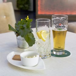 LE LION D'OR - Martini tonic & bière au bar de l'hôtel