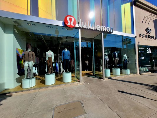lululemon by null