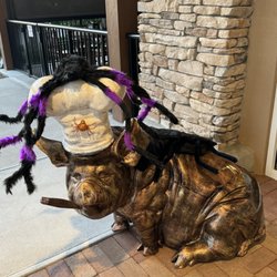 Willie Jewells BBQ - Pig out front decked out for Halloween