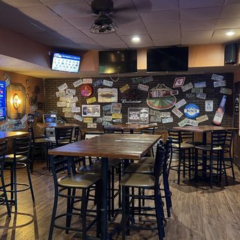 Five Star Saloon - Spacious inside for drinks and great bar snacks - Sports Bars Near Me - Maryland Heights, Missouri