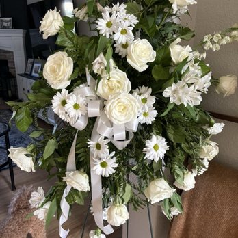 Bloom Bar & - Large floral stand. Not full as pictured in brochure and already wilting the day of delivery - Florists Near Me - Colorado Springs, Colorado