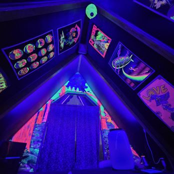 Hicksville Pines - 420 room with black lights - Hotels Near Me - Idyllwild, California Hicksville Pines - 420 room with black lights - Hotels Near Me - Idyllwild, California