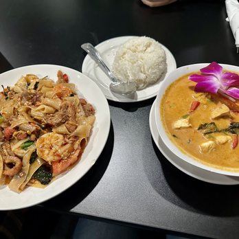 Mon Thai - Shrimp duck Drunken Noodles and tofu pumpkin curry - Thai Near Me - Denver, Colorado