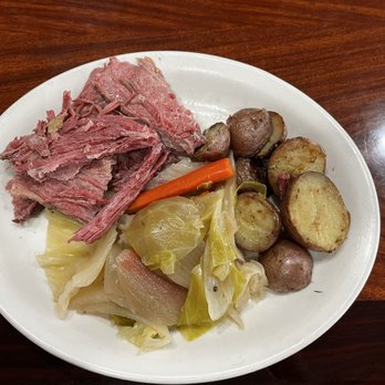 The Carriage Restaurant & Lounge - Corned Beef, cabbage, red potatoes - American Near Me - Longview, Washington The Carriage Restaurant & Lounge - Corned Beef, cabbage, red potatoes - American Near Me - Longview, Washington
