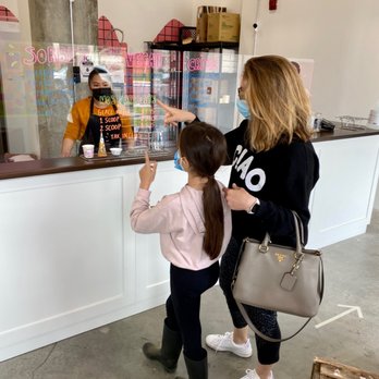 Ca Lem - Many choices to choose from! - Ice Cream & Frozen Yogurt Near Me - Montreal, Quebec