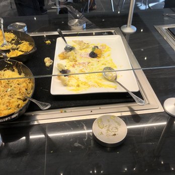 The Centurion Lounge - Empty Platters for over 30 minutes - Airport Lounges Near Me - Phoenix, Arizona