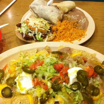 Aranda's Tacos - Combo platter and nachos - Mexican Near Me - Oswego, Illinois