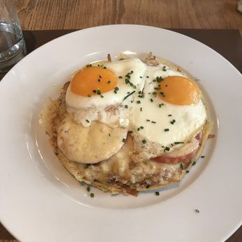 Restaurant Walliserkanne - Hash browned potato, tomato, eggs, bacon and mushrooms. - French Near Me - Zermatt, VS