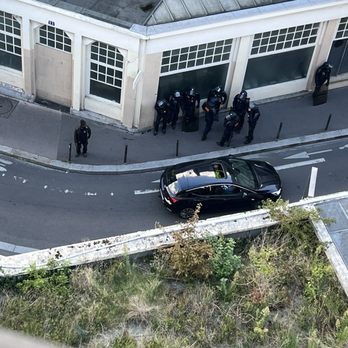 Hôtel Mercure Paris Montmartre - Police keeping the peace in front of the hotel ( Protesters apparently ) - Hotels Near Me - Paris, 75 Hôtel Mercure Paris Montmartre - Police keeping the peace in front of the hotel ( Protesters apparently ) - Hotels Near Me - Paris, 75