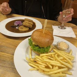 Holešovická Kozlovna - Goulash and jalapeño burger