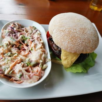Vegan Bar - Hamburgare och coleslaw - Vegan Near Me - Malmö, M
