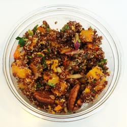 Monoprix - Salade de quinoa rouge au potimarron / cranberries séchées / noix de pécan (environ 4€).