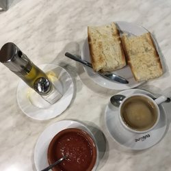 Bar Carlos - Desayuno  con: Café con leche y tostada con aceite de oliva y tomate natural.