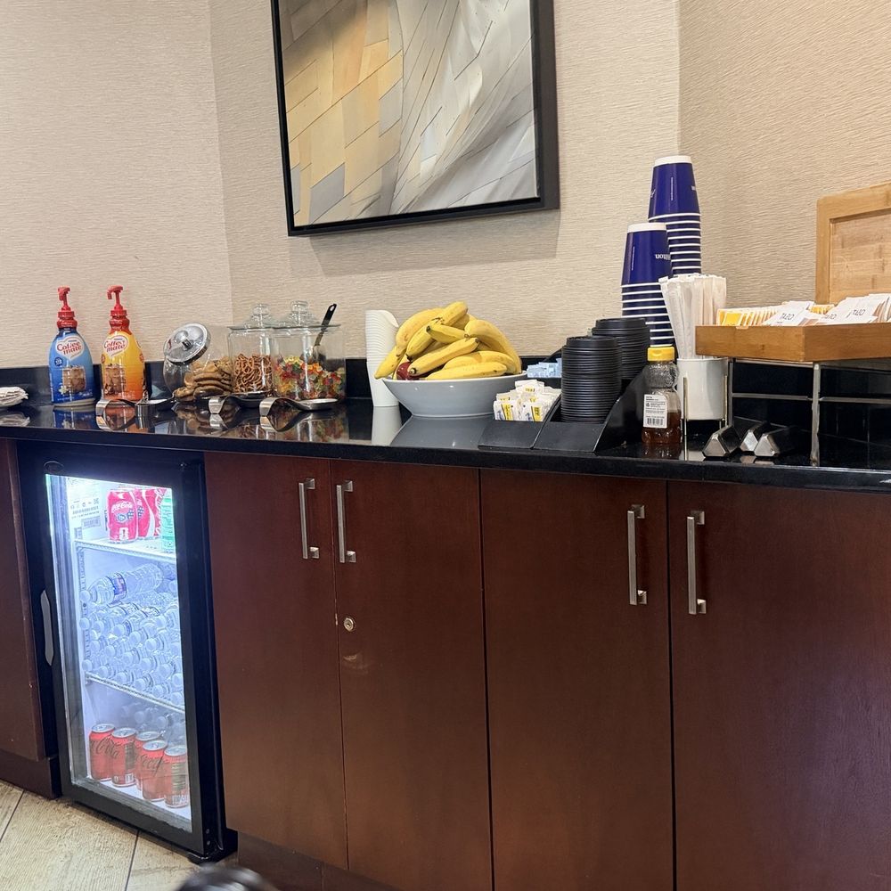 Hilton Arlington - Lounge snacks - Hotels Near Me - Arlington, Virginia Hilton Arlington - Lounge snacks - Hotels Near Me - Arlington, Virginia