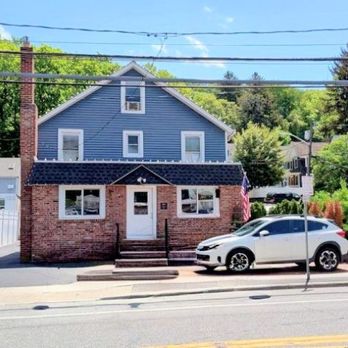 Del's Bar & Grill - Shot from across the street - Beer Bar Near Me - Oyster Bay, New York