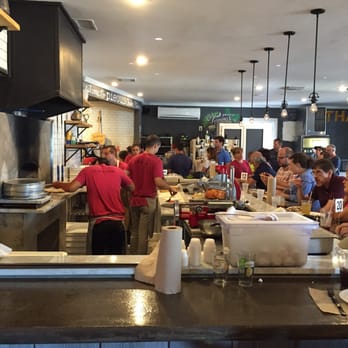 Pieous - Gli chef cucinano in cucina! - Pizza Near Me - Austin, Texas Pieous - Gli chef cucinano in cucina! - Pizza Near Me - Austin, Texas