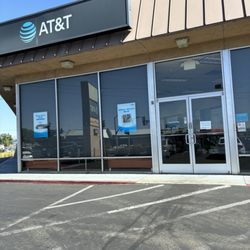 AT&T Store - The sing they put in the front door.