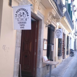 La Mediterrània - Nice simple branding mirroring the sinoke yet tasty recipies.