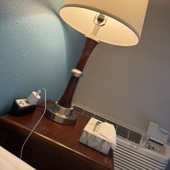 Belltown Inn - Great lighting and a box of Kleenex for the gal who was sick! - Hotels Near Me - Seattle, Washington