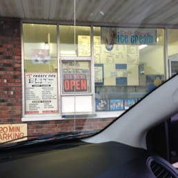a car in front of a ice cream shop
