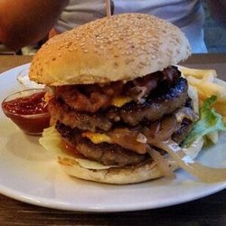Playa del Ma - Doppelten Burger ,Pommes auch Sau geil hab extra wenig gesagt weil ich wusste das ich den nicht schaffe.