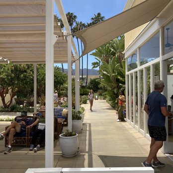 Pavilion Hotel - Entrance to the court yard - Hotels Near Me - Avalon, California