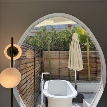Del Marcos Hotel - Bath tub - Hotels Near Me - Palm Springs, California