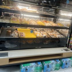 La Tenoch Mexican Food - No ay ningún papel or aviso que diga que el pan de mero abajo no se vende porque está "dañado " como dijo la vieja de la caja!