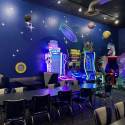 Space Aliens Bar & Grill - Seating and games