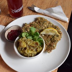 Tulfein Alm - Schnitzel mit Kürbiskernmantel und Kartoffelsalat
