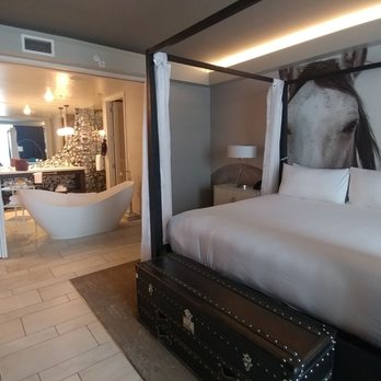 Archer Hotel Austin - The King Suite with Balcony - Hotels Near Me - Austin, Texas Archer Hotel Austin - The King Suite with Balcony - Hotels Near Me - Austin, Texas